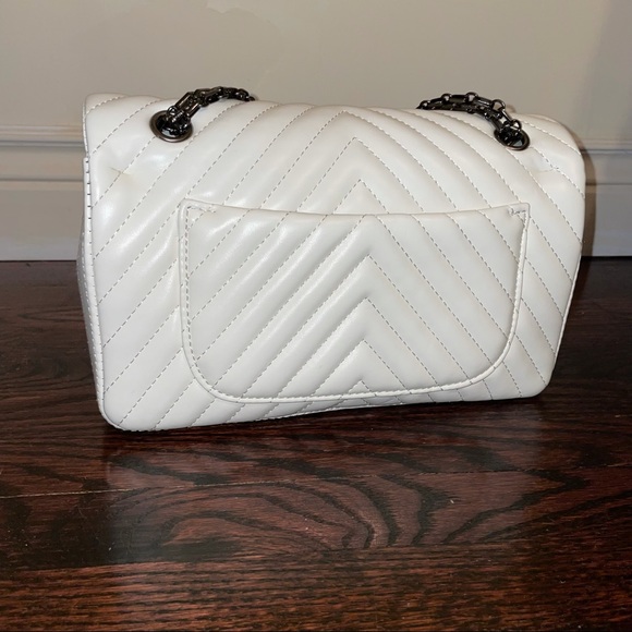 Chanel style, chevron quilted white leather flap bag with unique chain - Picture 3 of 10
